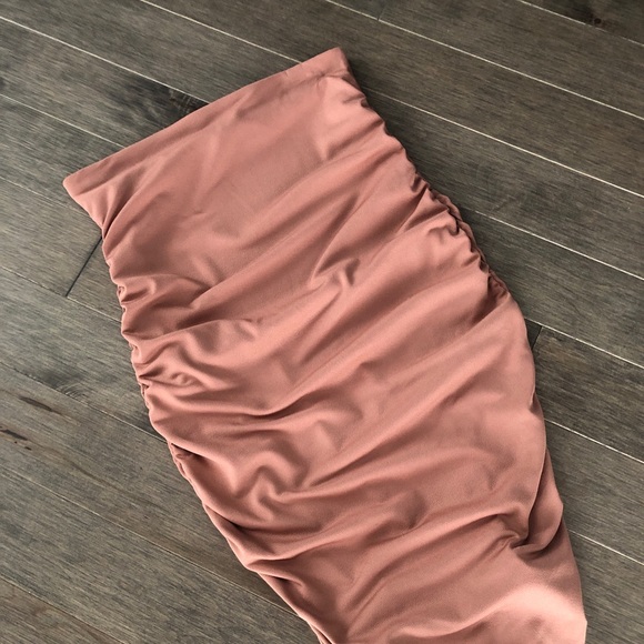 2/40$ ๐ Beautiful salmon form fitting skirt - Picture 2 of 6